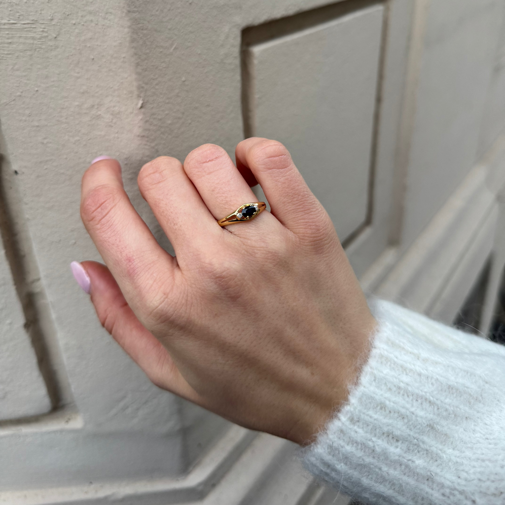 #10 - 750er GOLDRING MIT SAPHIR UND DIAMANTEN - RG 56/57