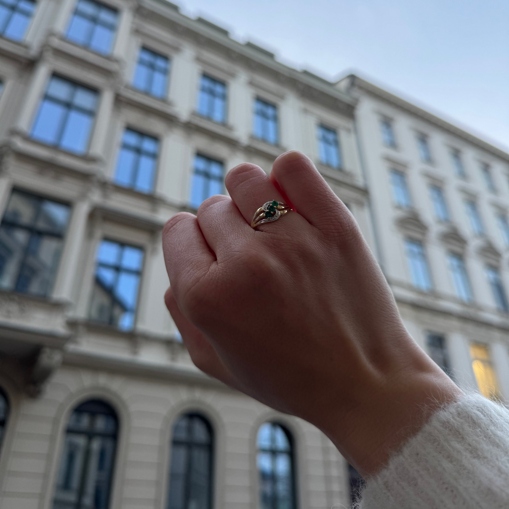 #13 - 750er GOLDRING MIT SMARAGDEN UND DIAMANTEN - RG 56